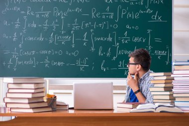 Genç erkek öğrenci okulda matematik