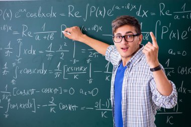 Genç erkek öğrenci okulda matematik