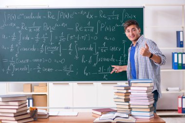Genç erkek öğrenci okulda matematik
