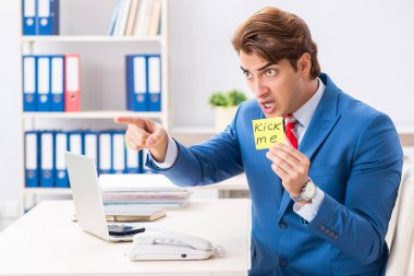 Ofis şakası yapışkan notta bana bir tekme at