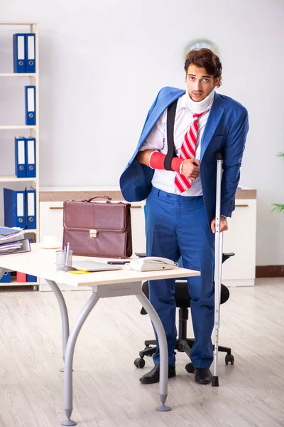 Empleado lesionado que trabaja en la oficina — Foto de Stock