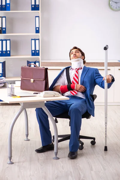 Injured employee working in the office — Stock Photo, Image