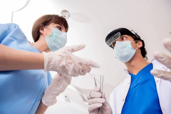 Concepto de tratar los dientes en dentistas — Foto de Stock