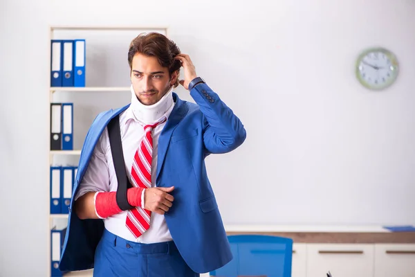 Verletzter Mitarbeiter im Büro — Stockfoto