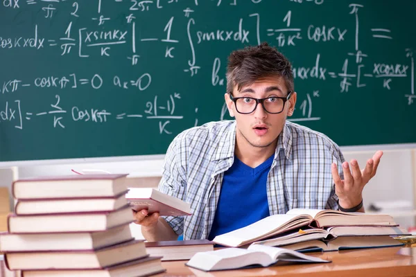 Νεαρός άνδρας των φοιτητών που σπουδάζουν μαθηματικά στο σχολείο — Φωτογραφία Αρχείου