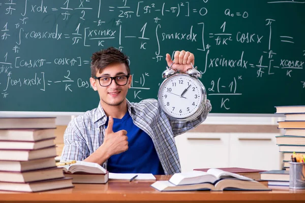 Giovane studente maschio che studia matematica a scuola — Foto Stock