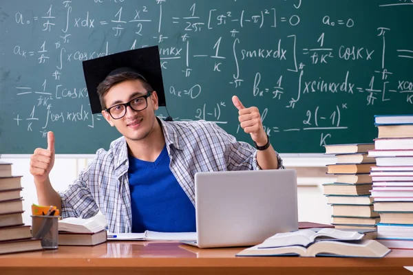 Jovem estudante do sexo masculino estudando matemática na escola — Fotografia de Stock