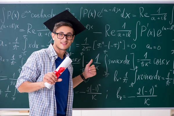 Ung manlig student som studerar matematik i skolan — Stockfoto