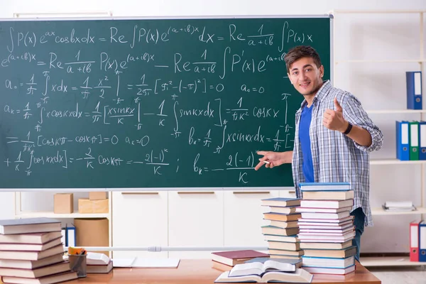 Fiatal férfi hallgató tanul az iskolában matematikai — Stock Fotó