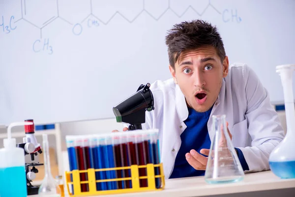 Joven químico sentado en el laboratorio —  Fotos de Stock