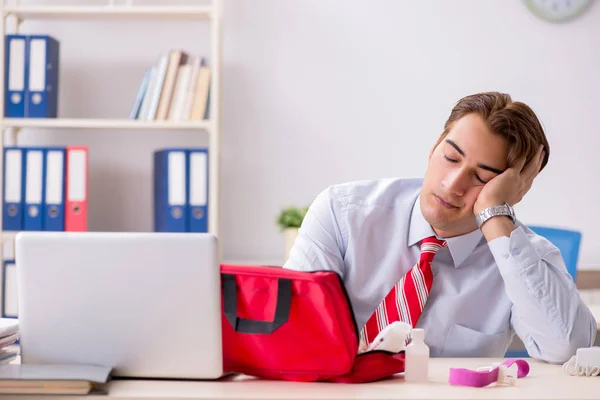 Homme avec trousse de premiers soins dans le bureau — Photo