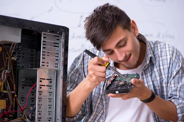 Young it Spezialist vor dem Whiteboard — Stockfoto