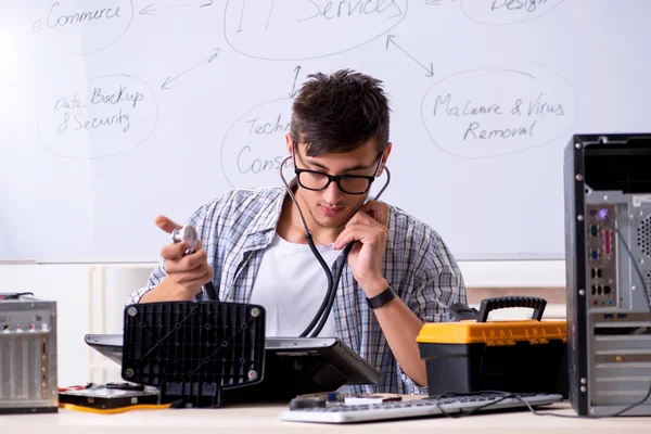 Young het specialist voor het whiteboard — Stockfoto