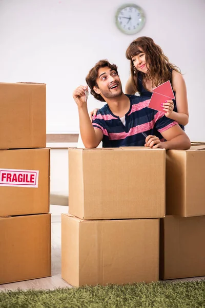 Junge Familie zieht in neue Wohnung — Stockfoto