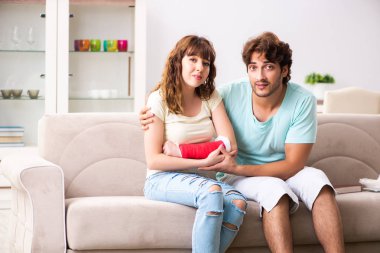 Genç aile yaralanma sonra yardım