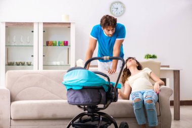 Yeni bir bebek bekleyen genç ebeveynler.