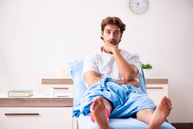 Yaralı adam hastanede tedavi bekliyor.