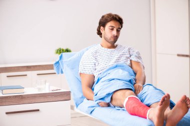 Yaralı adam hastanede tedavi bekliyor.