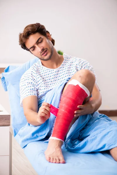 Injured man waiting treatment in the hospital — Stock Photo, Image