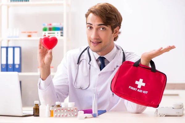 Médico joven con botiquín de primeros auxilios en hospital —  Fotos de Stock
