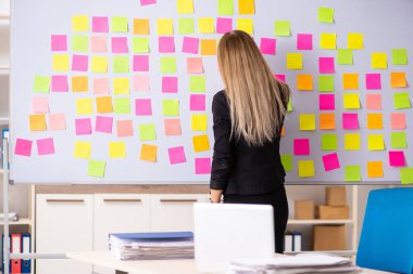 Çakışan öncelikleri kavram genç güzel businesslady 