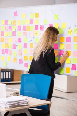 Çakışan öncelikleri kavram genç güzel businesslady 