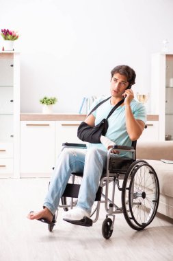 Tekerlekli sandalyede yakışıklı delikanlı  