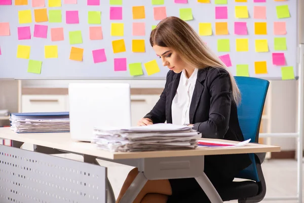 Joven hermosa empresaria en conflicto concepto de prioridades — Foto de Stock