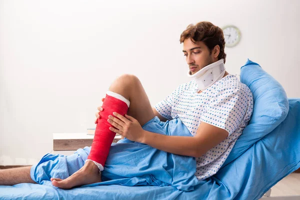 Homem ferido esperando tratamento no hospital — Fotografia de Stock