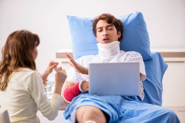 Hastanede yaralı kocayla ilgilenen sevgili bir eş. 