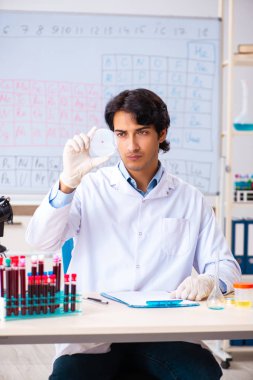 Laboratuvarda çalışan genç bir kimyager. 