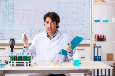 Laboratuvarda çalışan genç bir kimyager. 