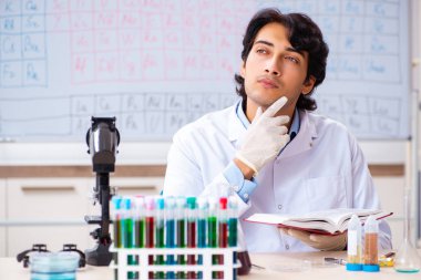Laboratuvarda çalışan genç bir kimyager. 