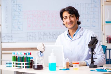 Laboratuvarda çalışan genç bir kimyager. 