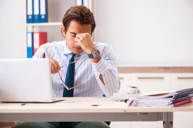 İşadamı ofiste hamamböcekleri ile tiksinti