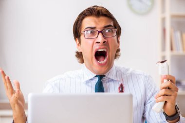 İşadamı ofiste hamamböcekleri ile tiksinti