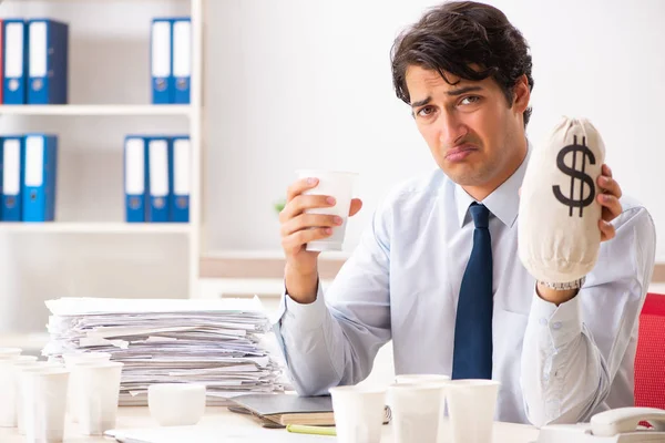 Junge Angestellte süchtig nach Kaffee — Stockfoto