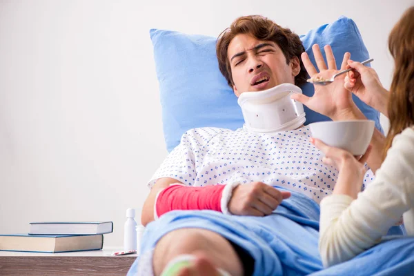 Amare moglie prendersi cura del marito ferito in ospedale — Foto Stock