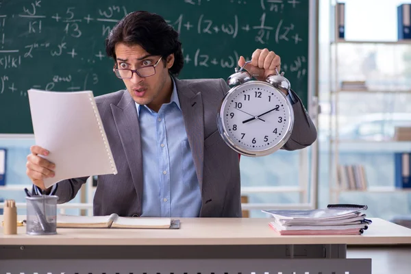 Jovem e bonito professor de matemática em sala de aula — Fotografia de Stock