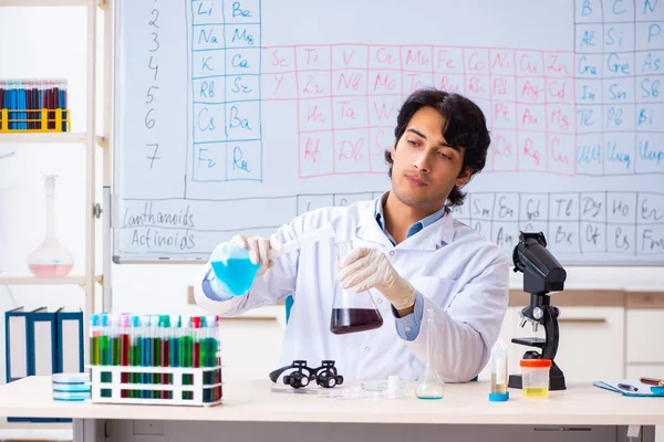 Jonge chemicus werkt in het lab — Stockfoto