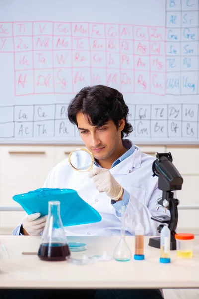 Jonge chemicus werkt in het lab — Stockfoto
