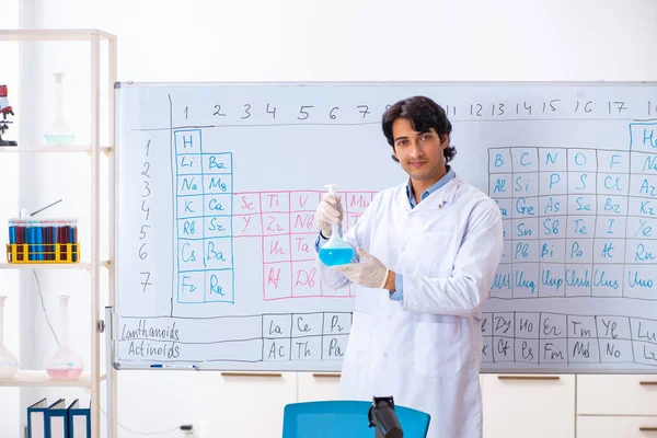 Молодий хімік працює в лабораторії — стокове фото