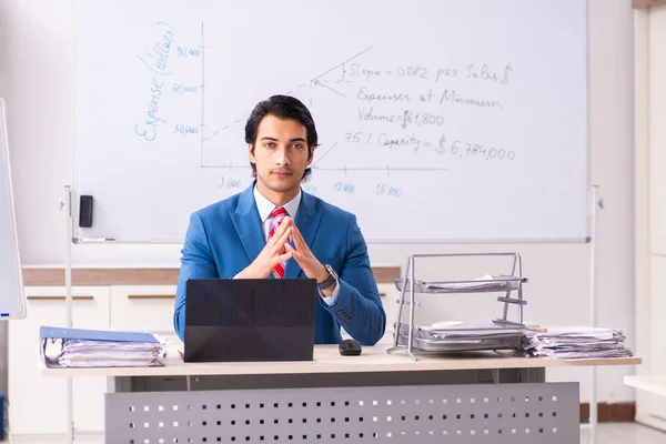 Männlicher Verkaufsanalyst vor dem Whiteboard — Stockfoto