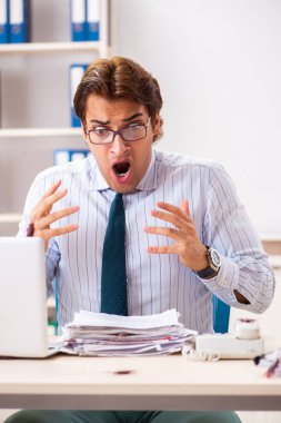 İşadamı ofiste hamamböcekleri ile tiksinti