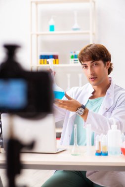 Kimyager blogu için video kaydediyor