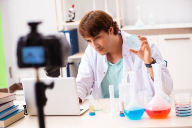 Kimyager blogu için video kaydediyor