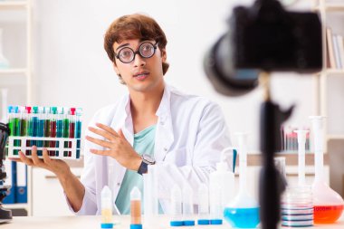 Kimyager blogu için video kaydediyor