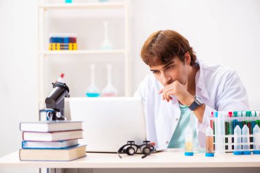 Laboratuvarda çalışan genç bir kimyager.