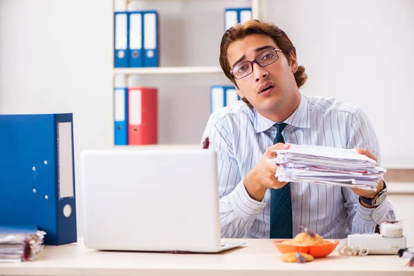 Empleado comiendo comida con cucarachas arrastrándose alrededor — Foto de Stock