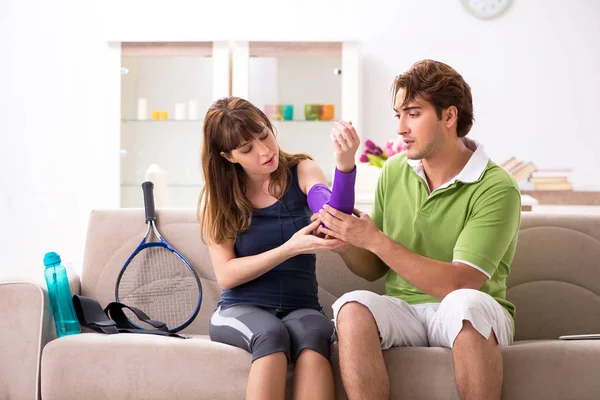 Mann und Frau diskutieren über Ellbogengurt — Stockfoto